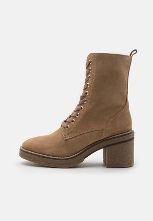 Kotníkové boty na platformě - beige