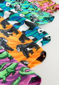 Öt darab, élénk állatmintás textil: fekete gorillák narancssárgán, zöld alligátorok lilán, zebrák kéken, pandák fehéren, tigri rózsaszínen.