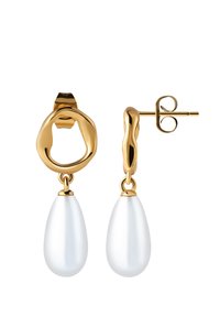 Pendientes en tono dorado con un diseño de aro libre y una perla en forma de lágrima blanca colgando de cada uno. Superficie suave, acabado pulido.