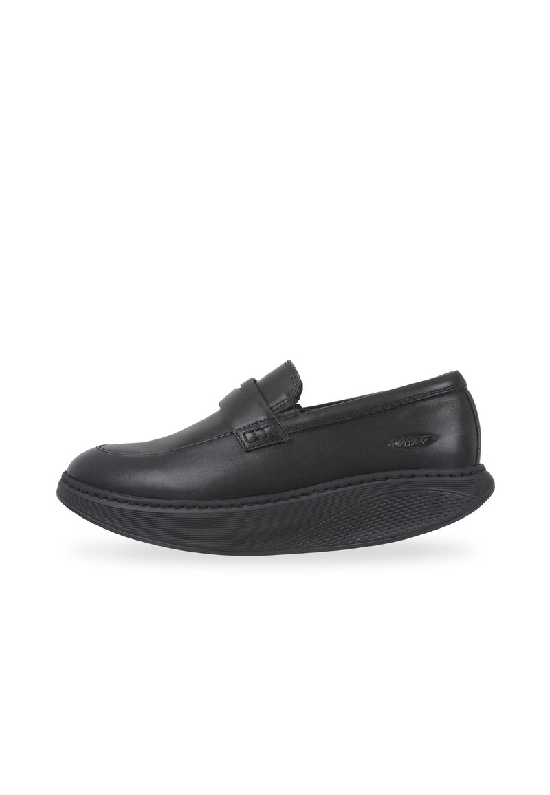 Zapato negro de piel tipo slip-on con punta redondeada, suela de goma texturizada y un acento cosido a lo largo del empeine. Acabado suave y perfil bajo.