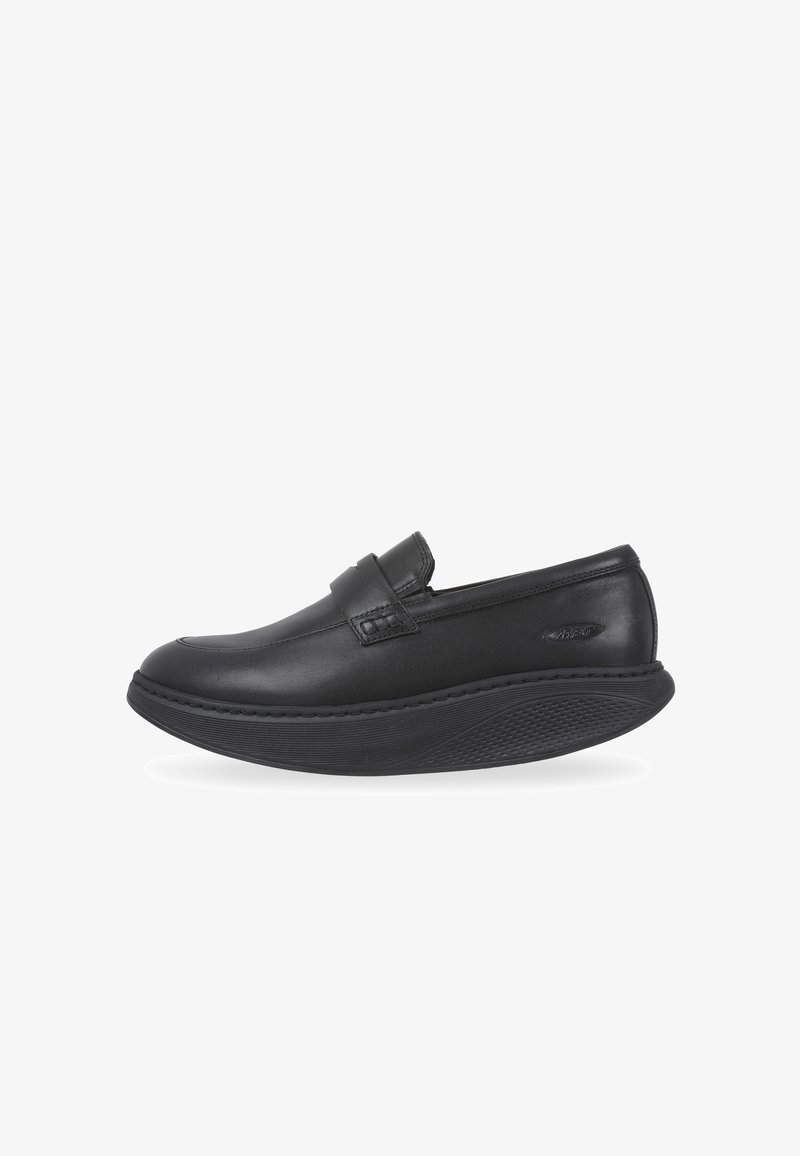 Zapato negro de piel tipo slip-on con punta redondeada, suela de goma texturizada y un acento cosido a lo largo del empeine. Acabado suave y perfil bajo.