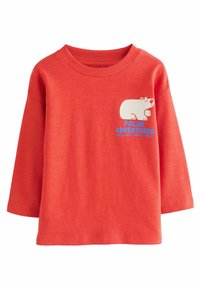 Maglietta rossa a maniche lunghe con collo a coste, con una grafica di un orso polare bianco e il testo blu "Avventure Polari Solo Vibrazioni Fresche" sul petto.