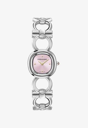 Strieborné hodinky Ferragamo s ružovým štvorcovým ciferníkom, zlatými ručičkami a okrúhlymi článkami náramku s mašličkovými akcentmi.