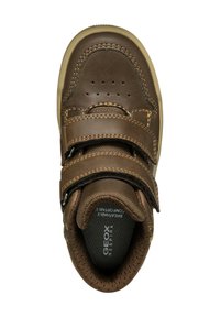 Zapato de cuero marrón con dos correas de Velcro, forro de malla transpirable y área de punta perforada. Suela de goma y costuras visibles.