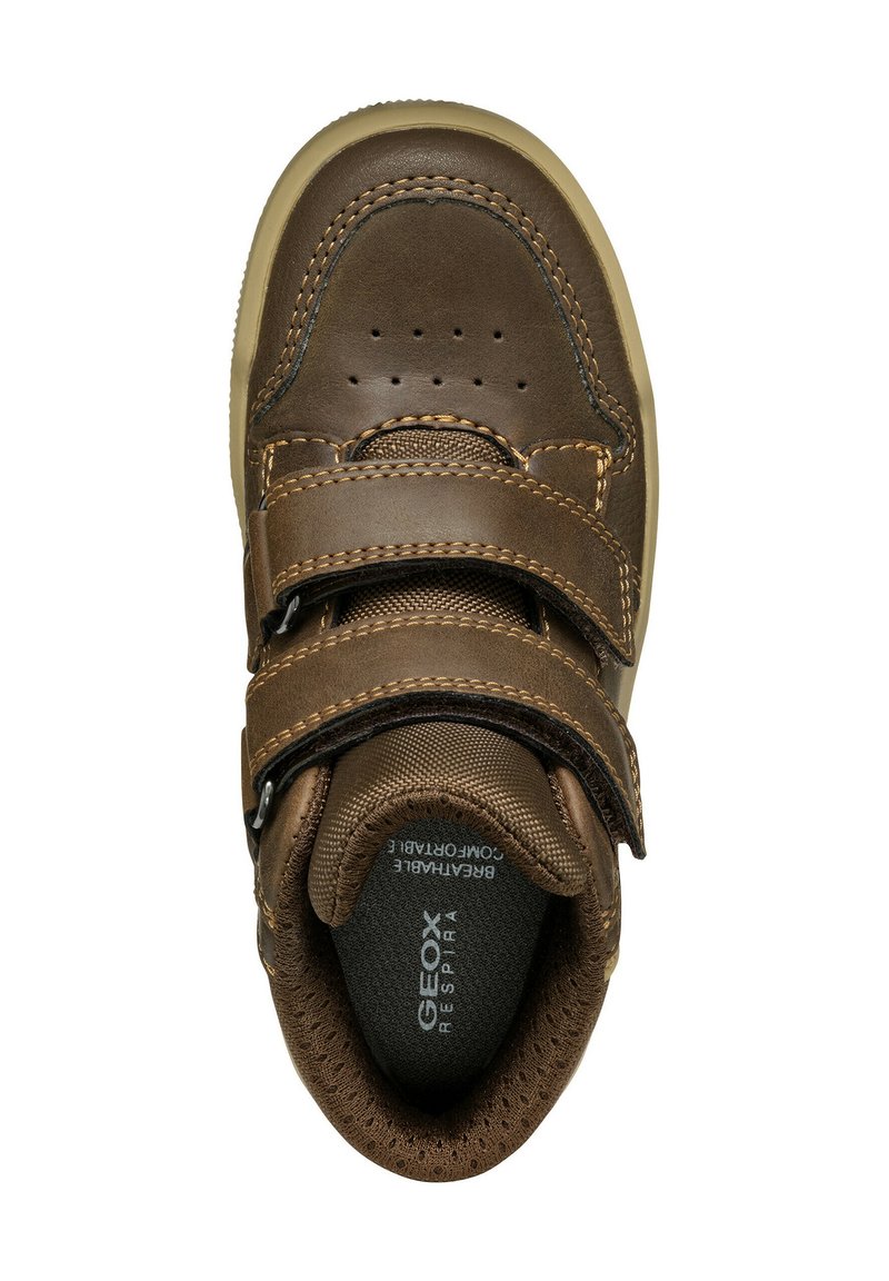 Braunes Lederschuh mit zwei Klettverschlussriemen, atmungsaktivem Mesh-Futter und perforiertem Zehenbereich. Gummisohle und sichtbare Nähte.