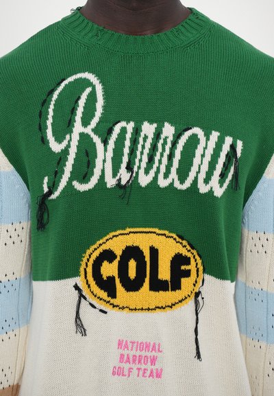 Strikket sweater med grønne æg, blå og creme striber og en iøjnefaldende "Barrow GOLF" logo med pink tekst. Slidt halsudskæring og synlige tråde.