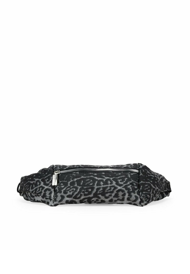 Riñonera con estampado de leopardo en negro y gris, con un bolsillo frontal con cremallera. Tela suave, forma rectangular y diseño plano para facilitar su uso.