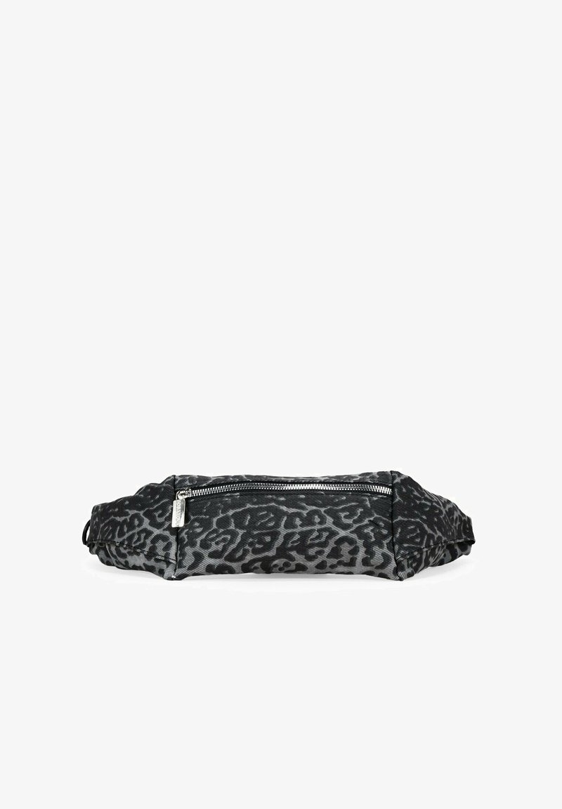 Riñonera con estampado de leopardo en negro y gris, con un bolsillo frontal con cremallera. Tela suave, forma rectangular y diseño plano para facilitar su uso.