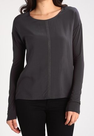 Graues Longsleeve-Shirt mit Rundhalsausschnitt und zentraler Verzierung aus kleinen Nieten. Weicher Stoff mit glatter Textur. Lässige Passform.
