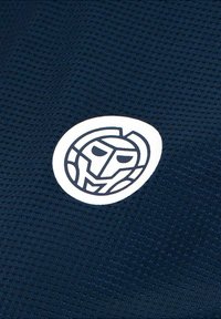 Marineblauer Stoff mit strukturiertem Muster. Ein kreisförmiges Logo zeigt ein stilisiertes Gesicht in Weiß und Marineblau, mit kräftigen Linien und geometrischen Formen.