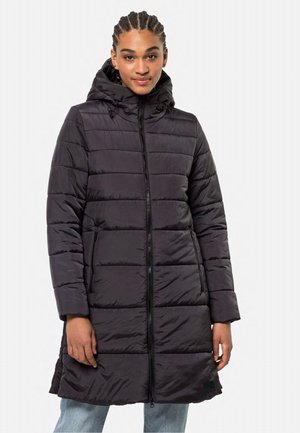 Manteau en doudoune noir avec capuche, présentant un design matelassé, une fermeture éclair à l'avant et des poches latérales. Le matériau semble lisse et léger.