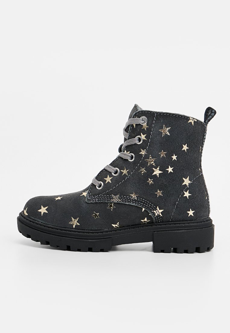 Schwarze Wildleder-Stiefeletten mit goldenen Sternenmotiven, runder Spitze, sechs Ösen, grauen Schnürsenkeln und einer klobigen schwarzen Gummisohle.
