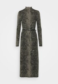 Robe noire à manches longues et col montant avec motif beige craquelé et fine ceinture nouée à la taille, longueur genou.