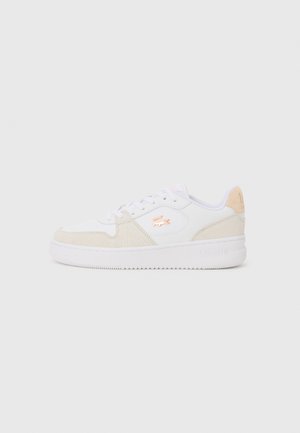 Zapatilla blanca de caña baja con detalles de ante beige, diseño con cordones y logo de cocodrilo en oro rosa en el lateral, sobre fondo blanco liso.