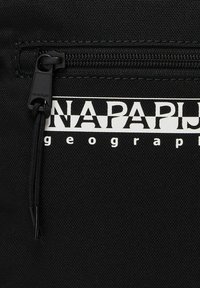 Sac en tissu noir avec fermeture éclair, orné du logo "NAPAPIJRI" en blanc et de détails géographiques imprimés en dessous. Matériau texturé.