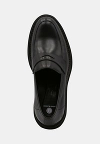 Chaussure slip-on en cuir noir avec une finition lisse, un bout arrondi et des accents de couture décoratifs. Présente une semelle intérieure rembourrée pour plus de confort.
