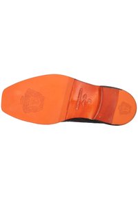 Schwarze Ledersohle mit einer markanten orangefarbenen Gummisohle, flacher Form und eingraviertem Logodetail, mit einer glatten, polierten Oberfläche.