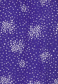 Tecido roxo com bolinhas brancas de tamanhos variados, criando um padrão disperso. A textura é suave e leve.