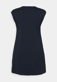 Marinblå ärmlös klänning med en slät textur, featuring en rund halsringning och en central söm bak. Enkel och minimalistisk design.