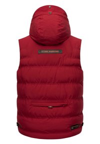 Chaleco hinchado rojo con capucha, que presenta un bolsillo frontal, textura acolchada y una etiqueta de la marca en la parte posterior. Tejido suave con un detalle minimalista.