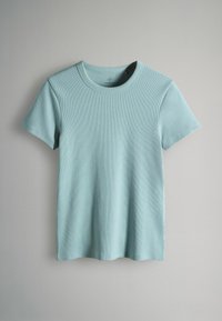 Gaiši zilas krāsas īsai piedurknei paredzēts T-krekls no ribaina auduma, ar apaļu kaklu un brīvu piegriezumu. Nav redzamu rakstu vai akcents detaļu.