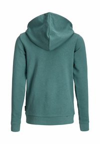 Hátulnézet egy türkiz hosszú ujjú kapucnis pulóverről, kapucnival, bordázott mandzsettákkal és szegéllyel, fehér háttéren.