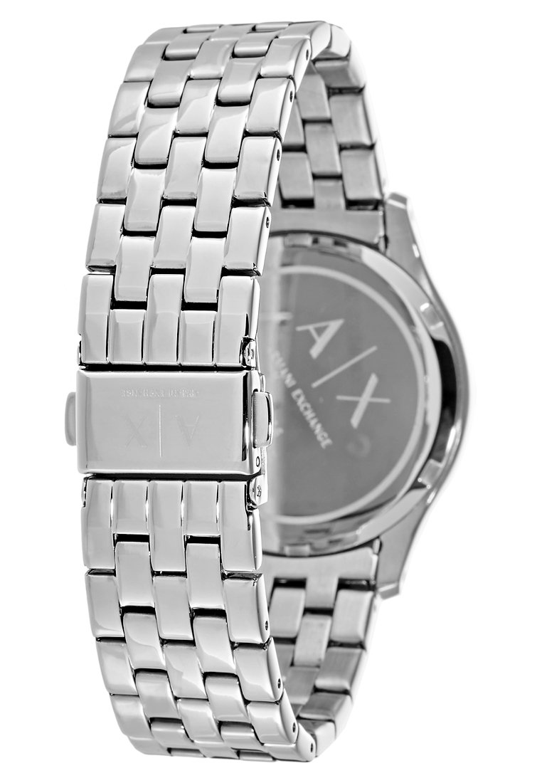 Reloj de acero inoxidable plateado con un diseño de pulsera de malla, una caja redonda y una esfera negra que presenta las iniciales de la marca A/X.