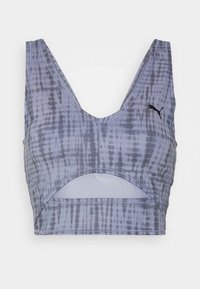 Brassière de sport grise avec un motif tie-dye, un col en V profond et un détail découpé à l'avant. Présente un petit logo noir sur le côté gauche.