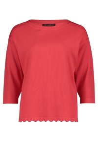 Korallenfarbener Strickoberteil mit weitem Ausschnitt, Dreiviertelärmeln und welligem Saum. Das Material wirkt weich und hat eine glatte Textur. Markenlabel sichtbar.