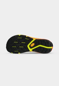 Semelle d’une chaussure de course aux couleurs noir, jaune et orange, avec des crampons triangulaires profonds pour une meilleure adhérence sur diverses surfaces.