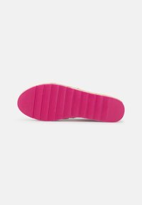 Suela de zapato de goma con un pronunciado tono rosa, con ranuras horizontales para tracción y un diseño de punta redondeada.