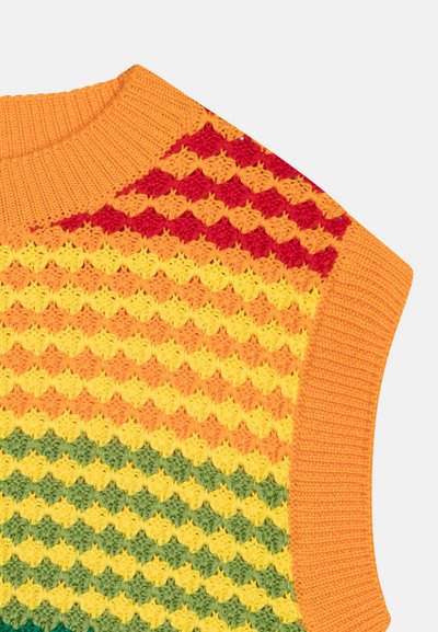 Virkat ärmlös tröja i orange, röd, gul och grön gradient; har texturerad, mönstrad tyg med räfflad halsringning.