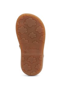 Hnědá gumová podešev obuvi s texturovaným vzorem ve tvaru oblaků, s vyraženým nápisem "Naturino" a velikostí "20" na povrchu.