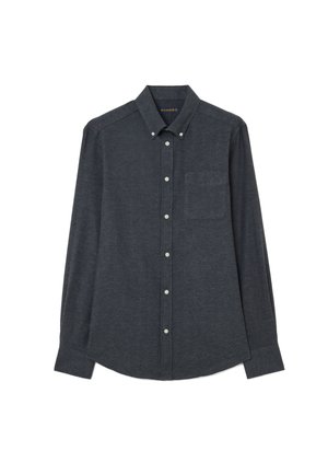 Camisa de manga larga en gris oscuro con botones, confeccionada en tela suave, que incluye un bolsillo en el pecho izquierdo y botones blancos en la tapeta frontal.