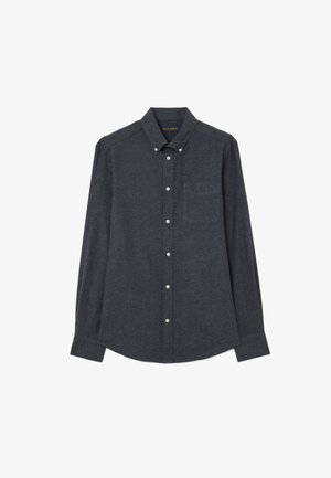 Camisa de manga larga en gris oscuro con botones, confeccionada en tela suave, que incluye un bolsillo en el pecho izquierdo y botones blancos en la tapeta frontal.