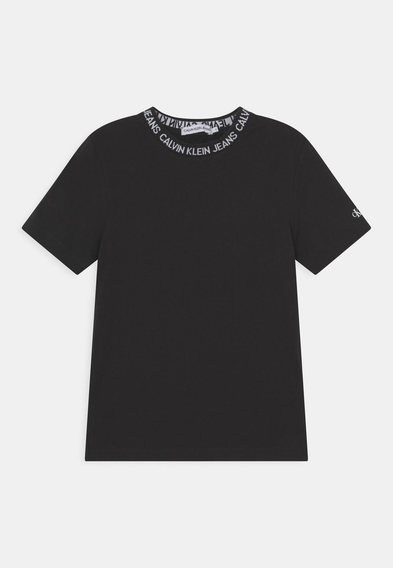 Camiseta negra de manga corta hecha de algodón, con un cuello redondo texturizado que presenta el logo repetido "CALVIN KLEIN JEANS" y un pequeño logotipo en la manga.