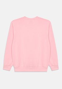 Rosa langermet genser med rund hals, med ribbe- mansjetter og nederkant, vist fra baksiden på hvit bakgrunn.