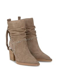 Botas de tobillo de ante marrón con un diseño arrugado, puntera puntiaguda, tacón de bloque y acentos de tachuelas a lo largo de los lados y la parte trasera.