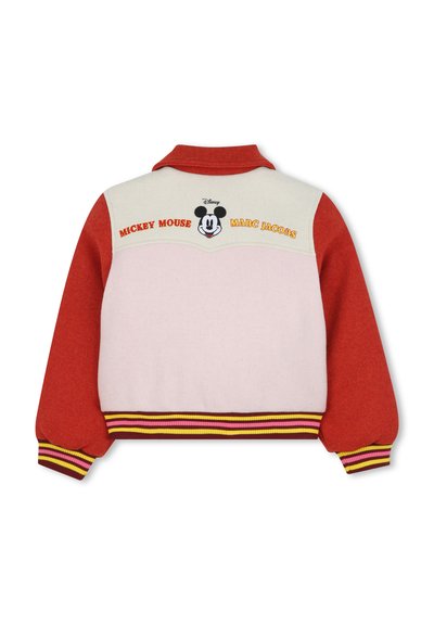 Giacca in misto lana rossa e crema con colletto. Presenta un ricamo di Topolino e la scritta Marc Jacobs. Polsini a costine e orlo a righe.