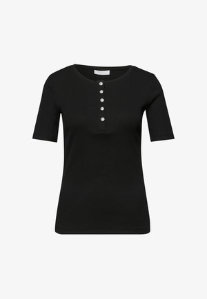 Sort kortærmet ribstrikket bluse med rund halsudskæring og fem små blanke knapper ned foran i midten.