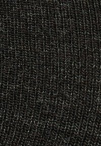 Tessuto lavorato a maglia nero con una superficie liscia, caratterizzato da un sottile motivo a coste e da fibre sottili e appena visibili in tutto il tessuto.