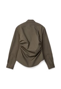 Camiseta verde oliva de manga larga vista desde atrás con detalles de tela fruncida a ambos lados y puños con botones.