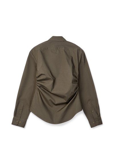 Camiseta verde oliva de manga larga vista desde atrás con detalles de tela fruncida a ambos lados y puños con botones.