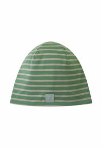 Czapka beanie w paski w kolorze zielonym i beżowym, wykonana z miękkiego materiału. Posiada prostokątną naszywkę z logo z przodu oraz zaokrąglony kształt u góry.