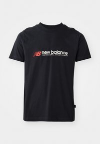 Sort bomulds T-shirt med korte ærmer og rund halsudskæring, prydet med "New Balance" logo i rød og hvid og teksten "PROFESSIONAL ATHLETIC GEAR."
