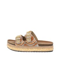 Sandales en perles marron avec deux boucles ajustables, une épaisse plateforme en espadrilles tissées et une semelle extérieure texturée. Accents orange vif et or.