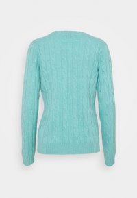Pull en tricot bleu clair avec un motif torsadé texturé, poignets et ourlet côtelés, col rond et coupe ajustée.