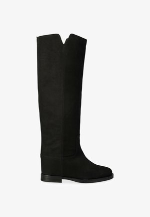 Botte en suède noire à mi-mollet avec un léger creux en haut, bout rectangulaire, semelle plate en caoutchouc et texture lisse. Pas de matériel visible.