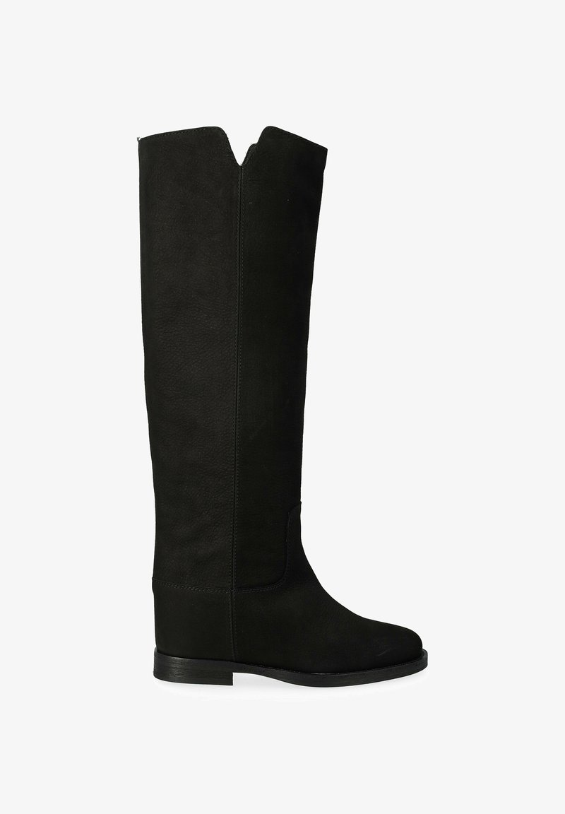 Botte en suède noire à mi-mollet avec un léger creux en haut, bout rectangulaire, semelle plate en caoutchouc et texture lisse. Pas de matériel visible.
