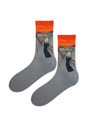Para szarych skarpet z pomarańczowymi mankietami, zdobionych wzorem inspirowanym obrazem Edvarda Muncha "Krzyk", przedstawiającym wirujące niebo i postać na moście.
